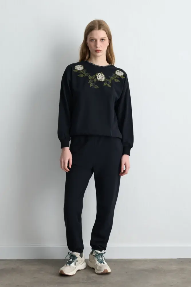 Çiçek Nakışlı Sweatshirt & Paçası Lastikli Pamuklu Eşofman Altı - Siyah