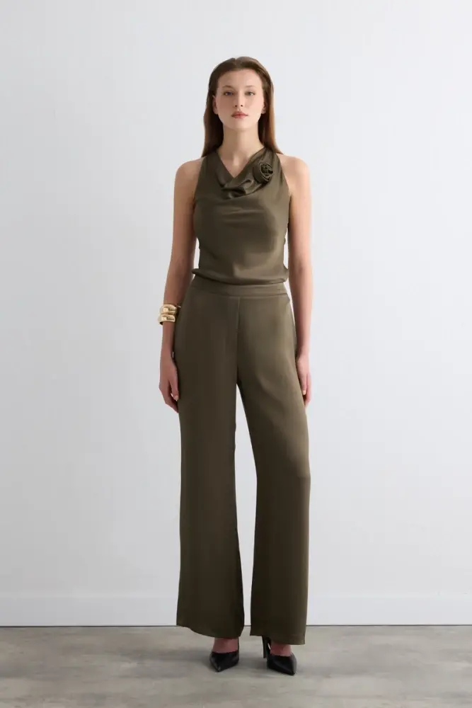 Degaje Yaka Asimetrik Kesim Saten Bluz & Bol Paça Pantolon - Yeşil Takım