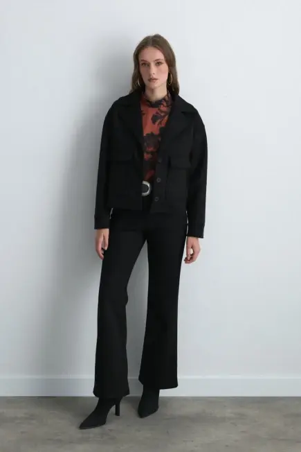 Dik Yakalı Desenli Viskon Bluz ve Geniş Paçalı Süet Pantolon