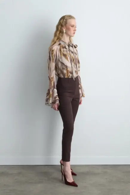 Boyundan Bağlı Desenli Şifon Bluz ve Klasik Sihirli Pantolon