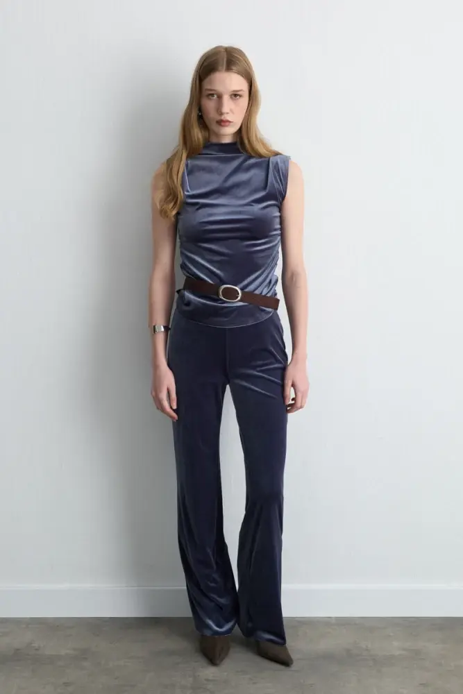 Dik Yakalı Büzgülü Kadife Bluz & Beli Lastikli Bol Paça Pantolon - Gri Takım