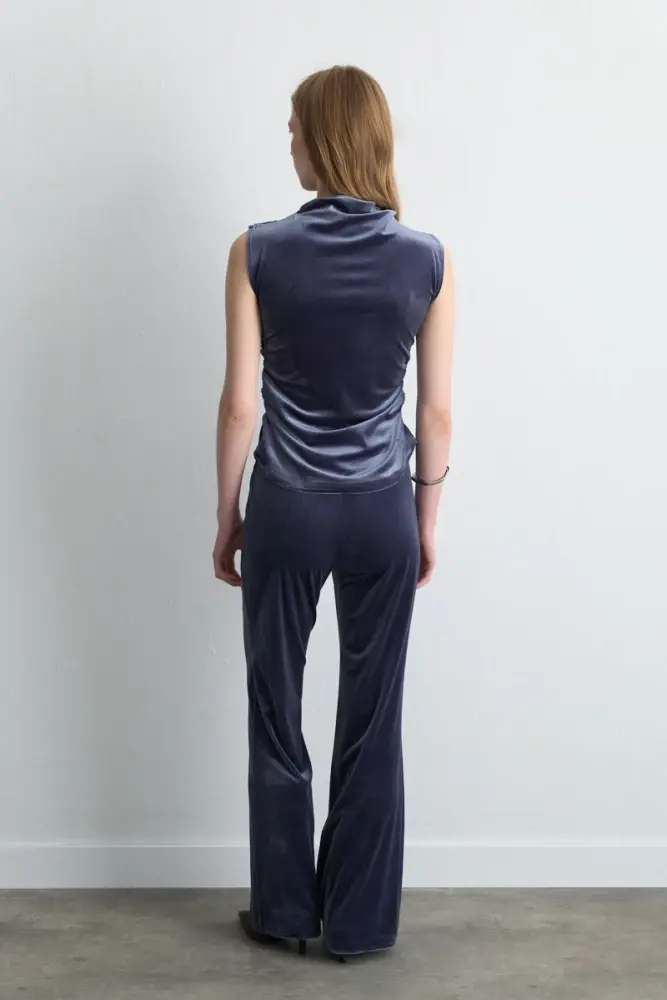 Dik Yakalı Büzgülü Kadife Bluz & Beli Lastikli Bol Paça Pantolon - Gri Takım - 2