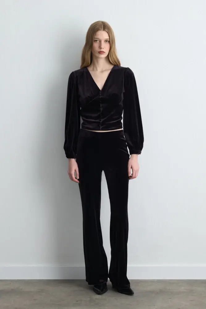 V Yakalı Kadife Bluz & Beli Lastikli Bol Paça Pantolon- Mürdüm