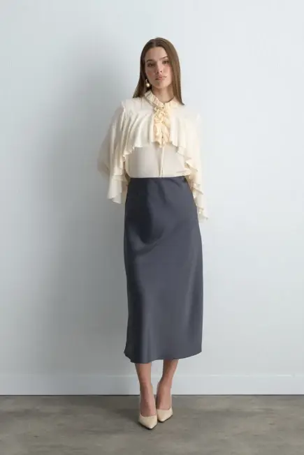 Anka Koleksiyonu Volanlı Viskon Gömlek ve Verev Kesim Uzun Saten Etek