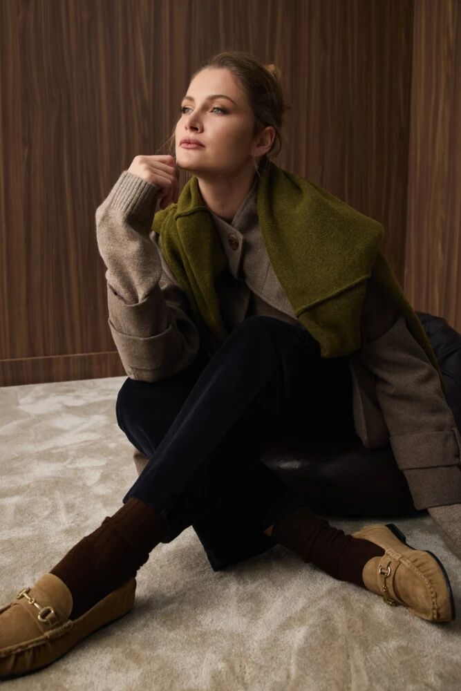 Dik Yakalı Yün Kaban & Flok Kadife Pantolon Kombini