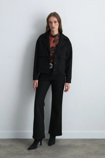 Desenli Bluz ve Geniş Paçalı Süet Pantolon Kombini