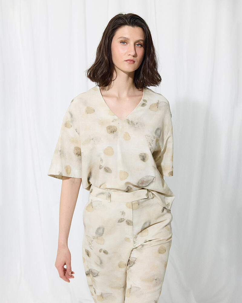 İz Koleksiyonu Eco Print V Yakalı Keten Bluz & Koton Pantolon Takım - Taş