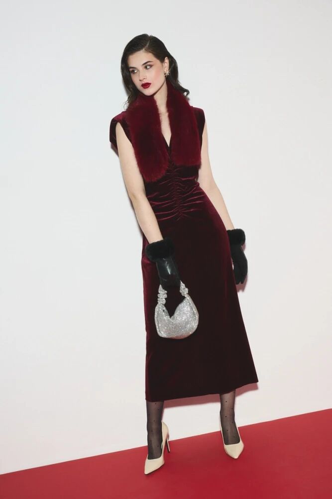 V Yakalı Uzun Kadife Abiye Elbise Kombini