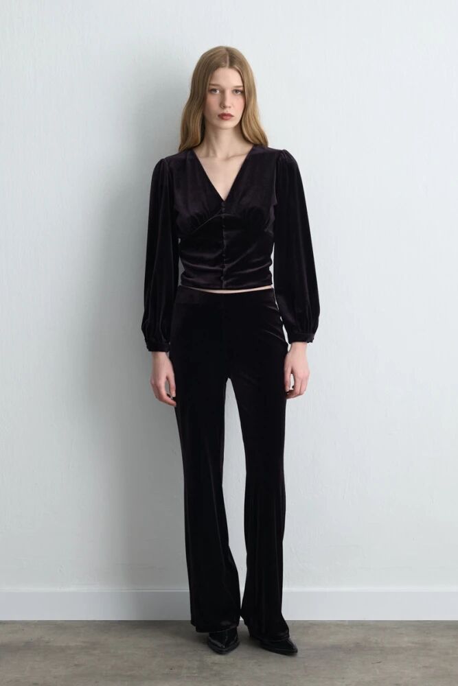 V Yakalı Kadife Bluz & Beli Lastikli Bol Paça Pantolon- Mürdüm