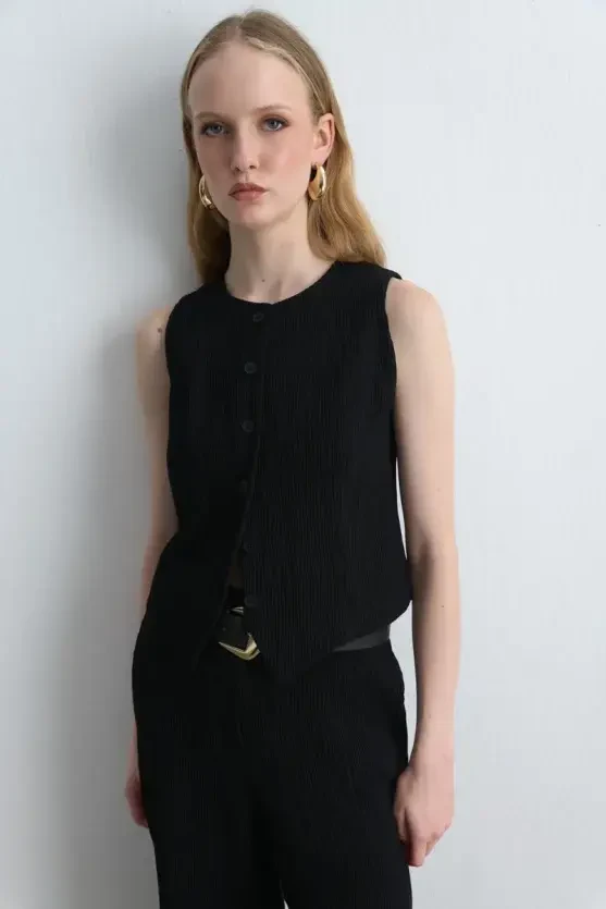 Anka Collection Round Neck Crinkle Vest - Black - Gusto