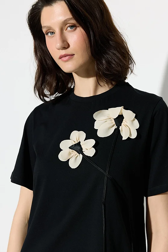 Çiçek Aplikeli Pamuk Tshirt - Siyah - Gusto