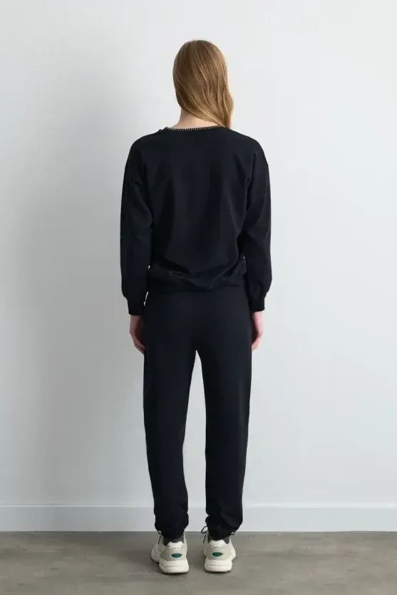 Çiçek Nakışlı Sweatshirt - Siyah - 5