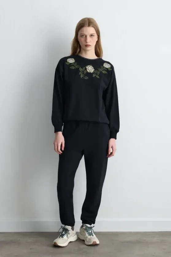 Çiçek Nakışlı Sweatshirt - Siyah - Gusto