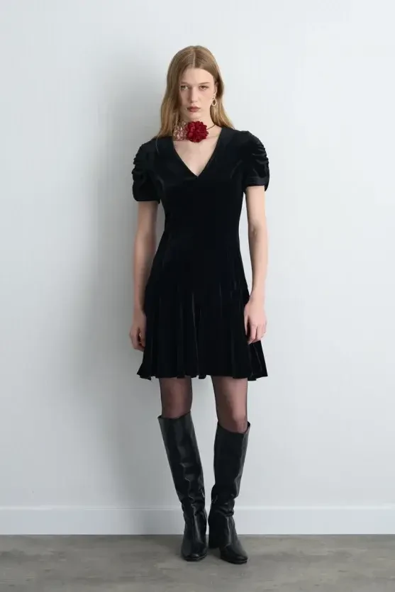 Double String Rose Brooch - Red - Gusto