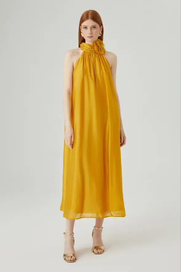 Boyundan Bağlı Gül Broşlu Elbise - Sarı - 1