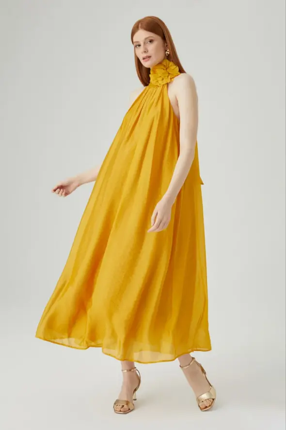 Boyundan Bağlı Gül Broşlu Elbise - Sarı - 2
