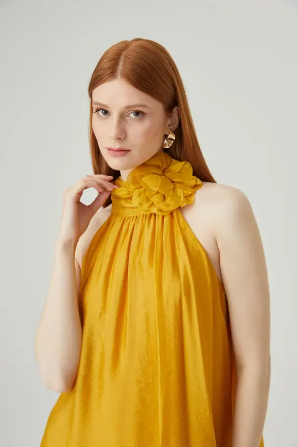Boyundan Bağlı Gül Broşlu Elbise - Sarı - 3