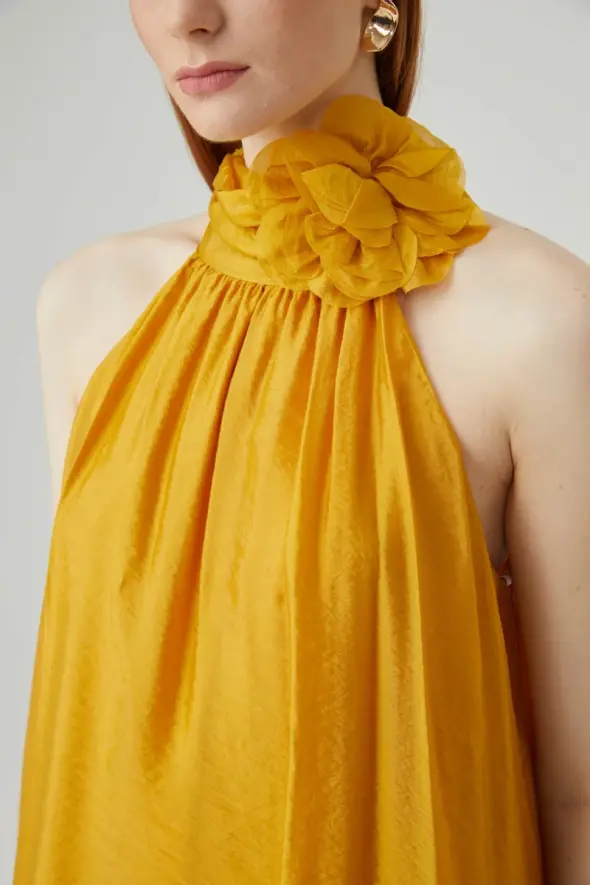 Boyundan Bağlı Gül Broşlu Elbise - Sarı - 5