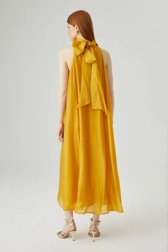 Boyundan Bağlı Gül Broşlu Elbise - Sarı - 6