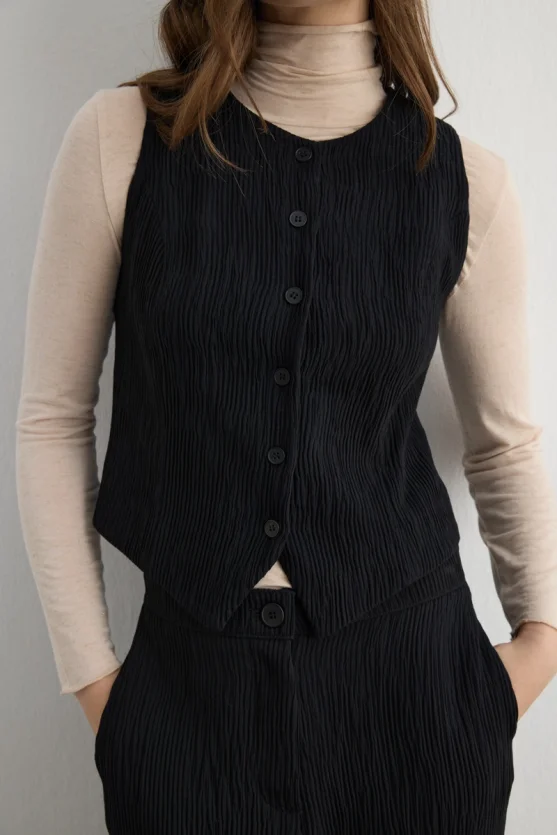 Anka Collection Round Neck Crinkle Vest Black - Gusto
