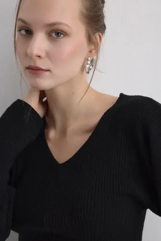 Batwing Sleeve Wool Knit - Black - Gusto