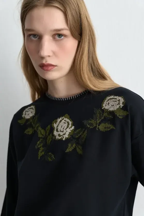 Floral Embroidered Sweatshirt - Black - Gusto