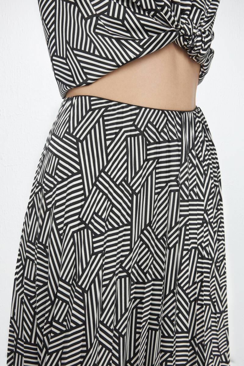 Geometric Patterned Pleated Skirt - Black - 4