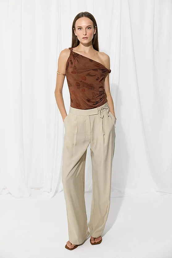 Iz Collection Eco Print One-Shoulder Twisted Tank Blouse - Brown - Gusto