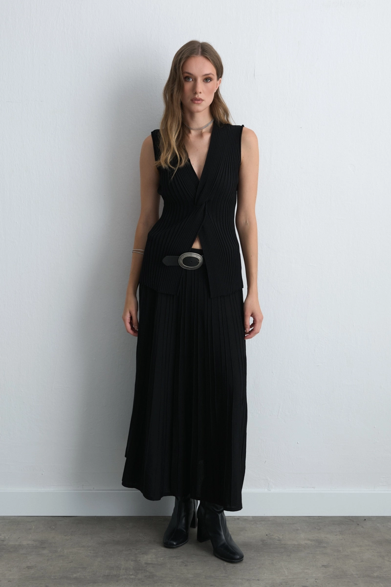 Long Pleated Knit Skirt - Black - Gusto