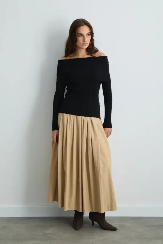 Off-Shoulder Knit Blouse - Black - Gusto