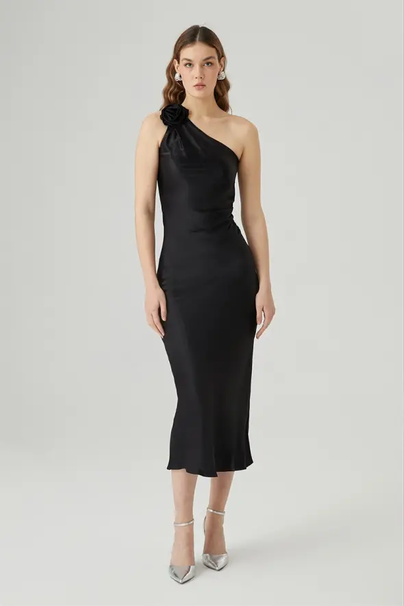 One Shoulder Rose Brooch Satin Dress - Black - 1