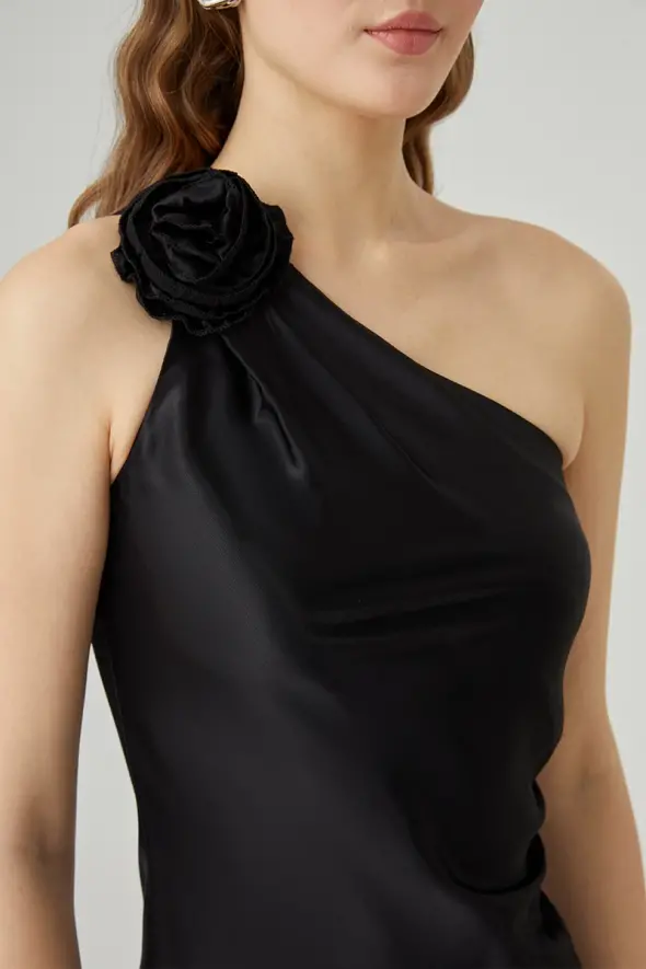 One Shoulder Rose Brooch Satin Dress - Black - 4