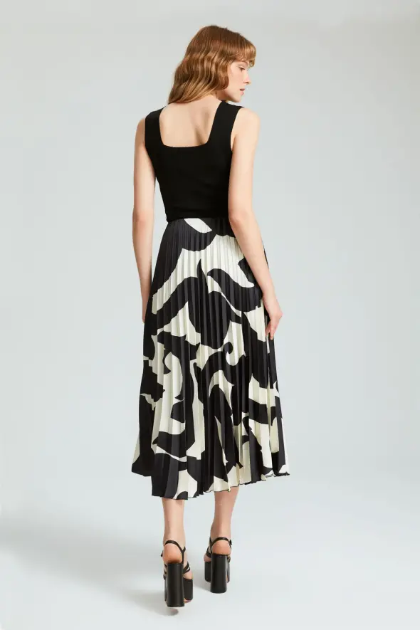 Patterned Pleated Skirt - Black - 7