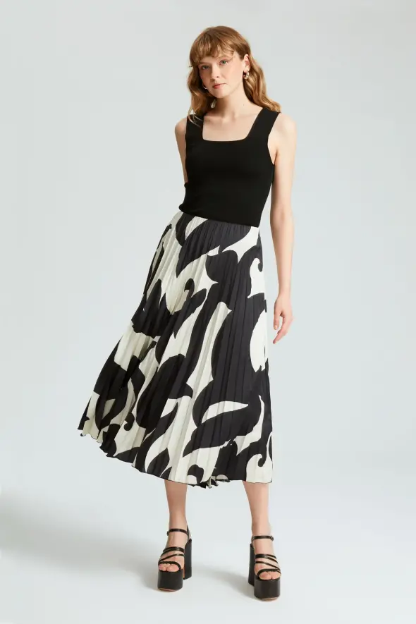 Patterned Pleated Skirt - Black - 2