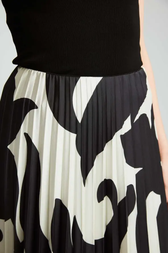 Patterned Pleated Skirt - Black - 6