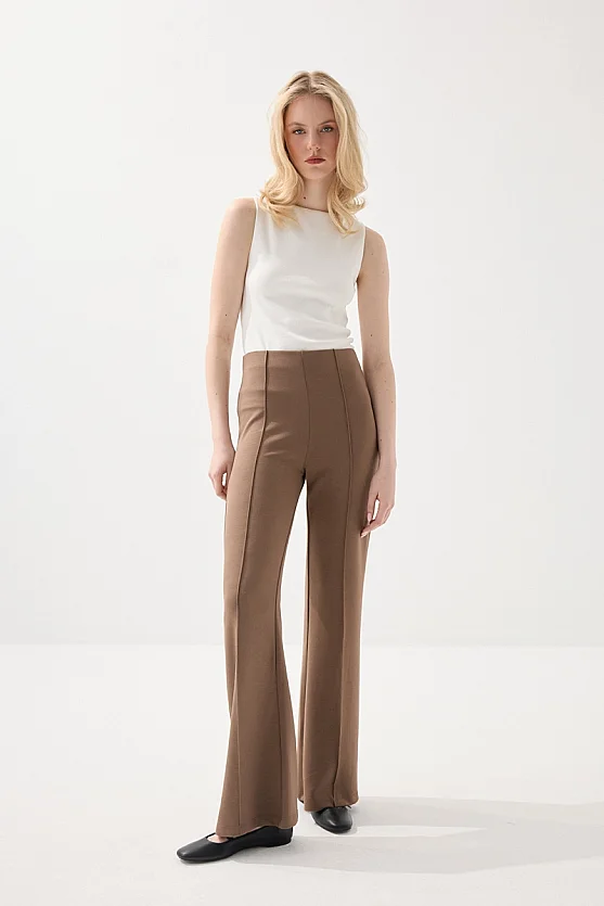 Pintuck Detail Flared Knit Pants - Brown - 4
