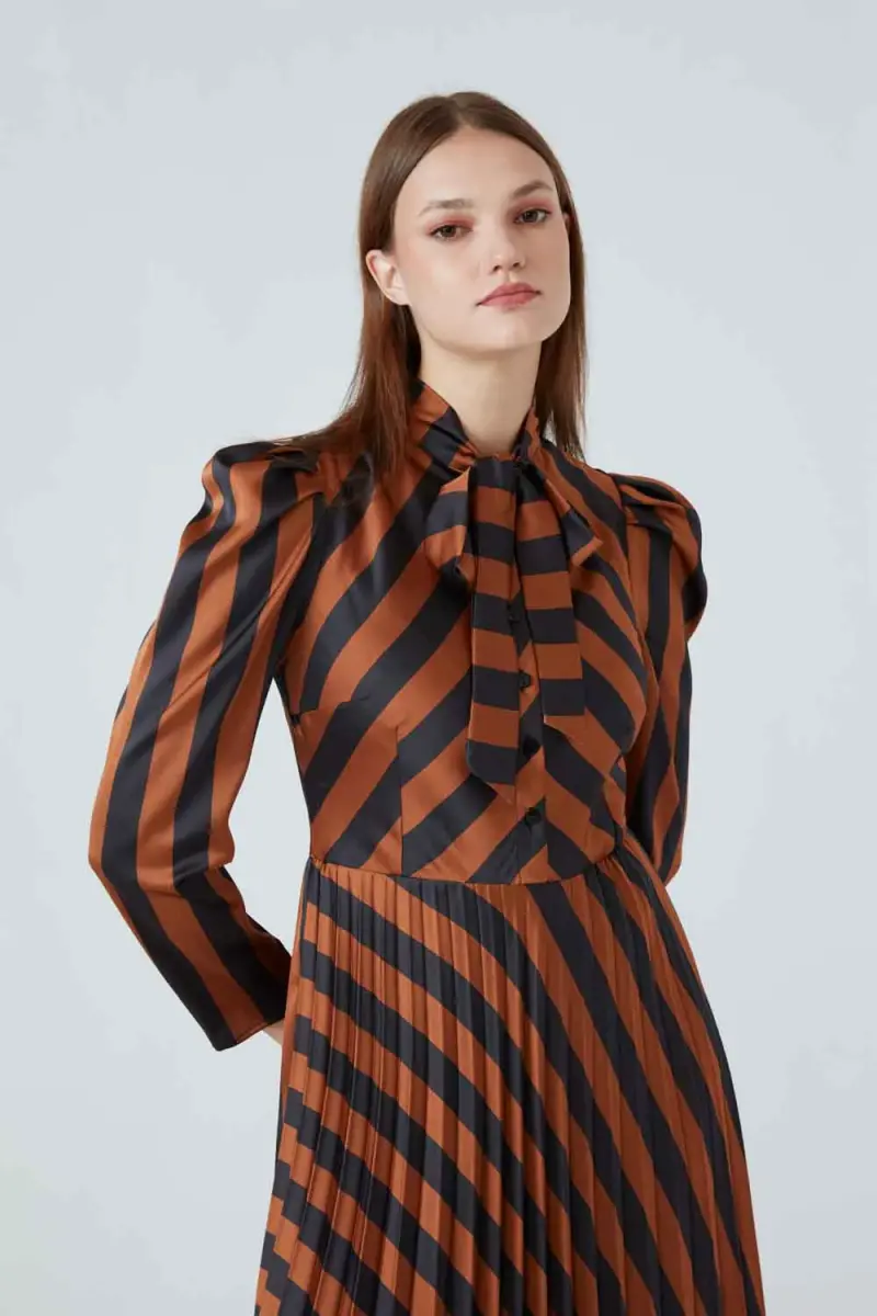 Pleated Dress with Bevel Stripes - Brown - 3