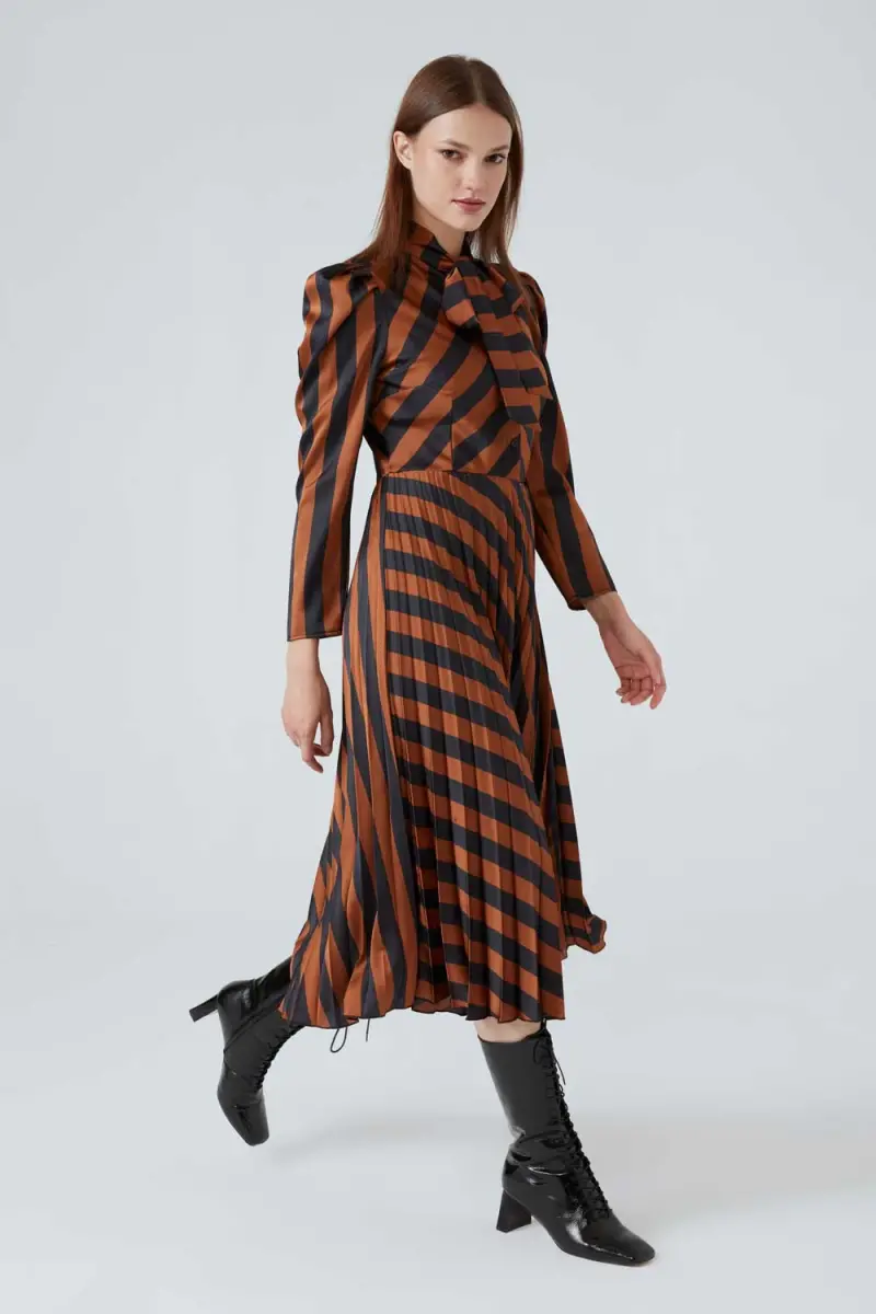 Pleated Dress with Bevel Stripes - Brown - 2