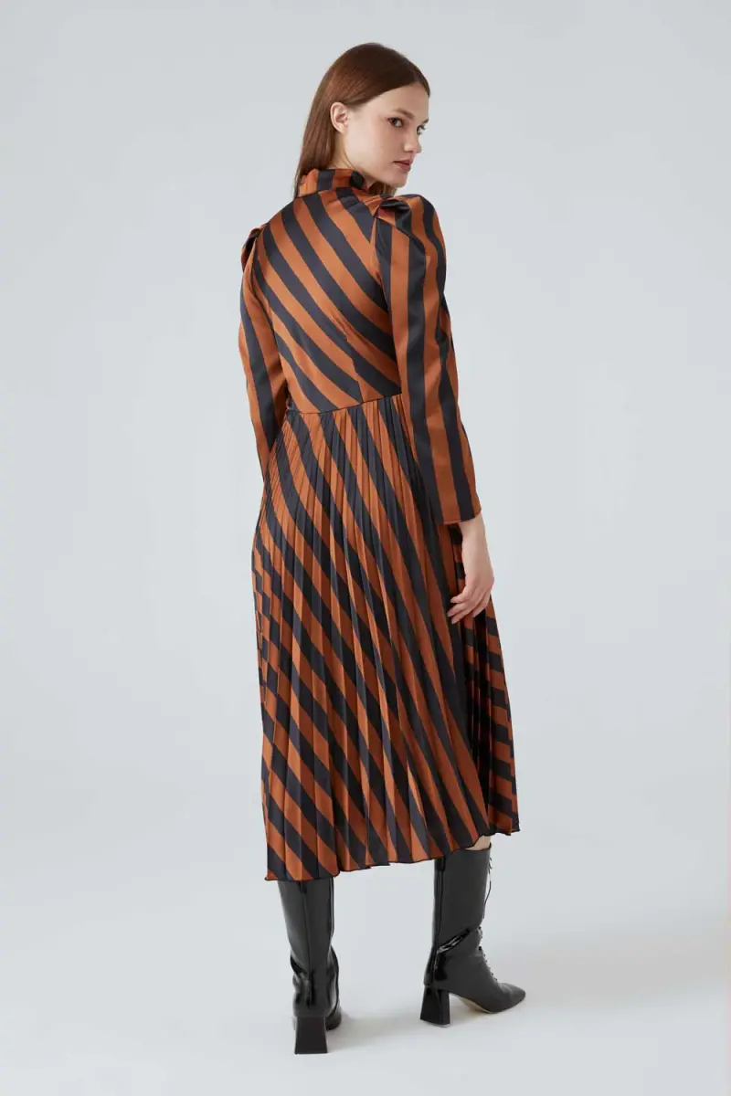 Pleated Dress with Bevel Stripes - Brown - 5