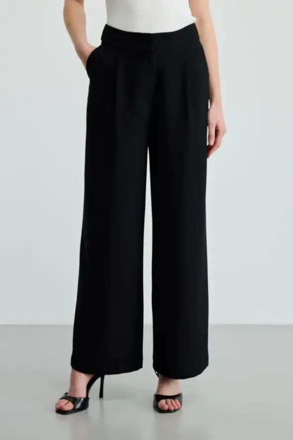 Pleated Wide-Legged Pants - Black - 2