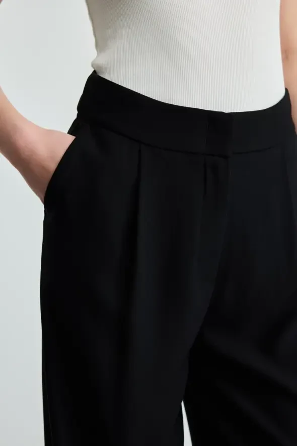 Pleated Wide-Legged Pants - Black - 3