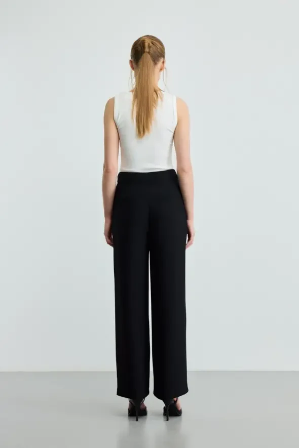 Pleated Wide-Legged Pants - Black - 5