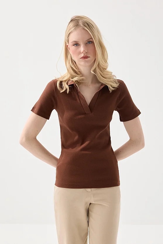 Polo Neck Ribbed T-Shirt - Brown - Gusto