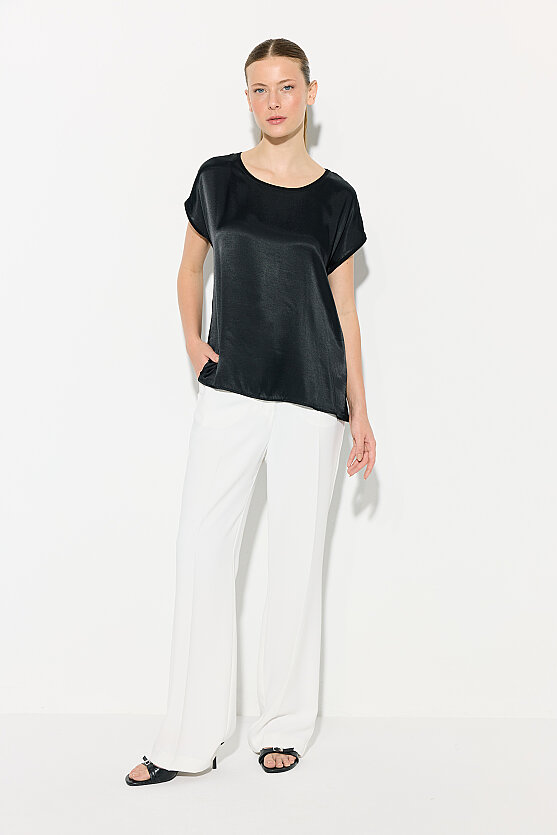 Round Neck Satin Front T-Shirt - Black - Gusto