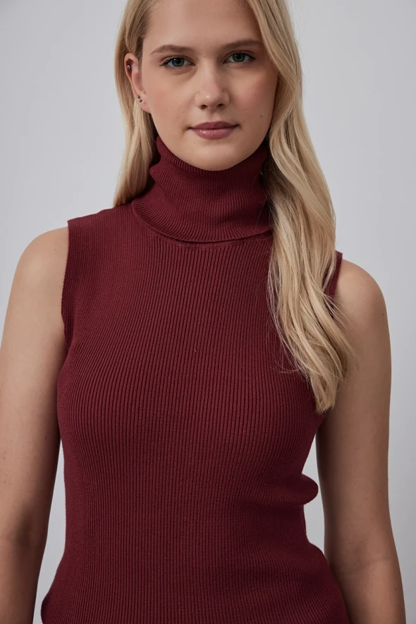 Sleeveless Knitwear with Turtleneck - Burgundy - 3