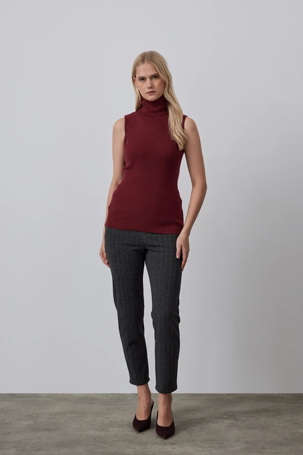 Sleeveless Knitwear with Turtleneck - Burgundy - 2