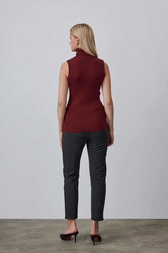 Sleeveless Knitwear with Turtleneck - Burgundy - 4