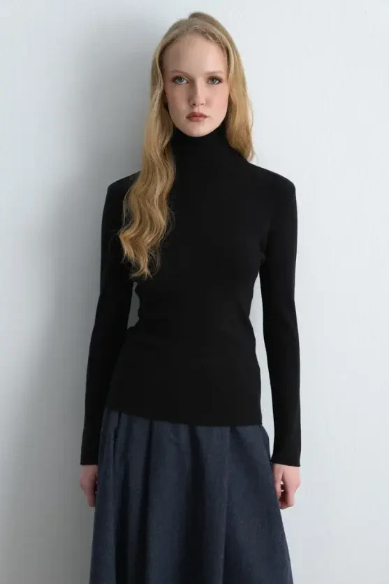 Turtleneck Basic Knit - Black - Gusto