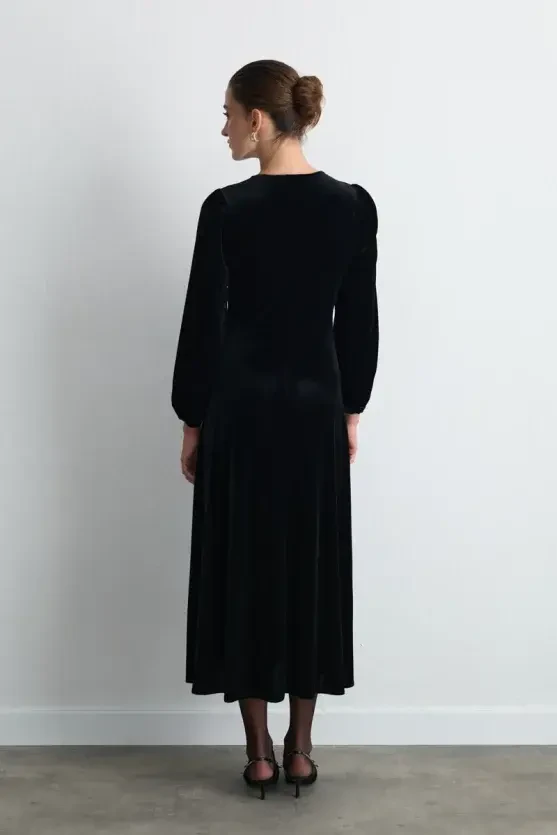 V-Neck Long Velvet Dress - Black - Gusto