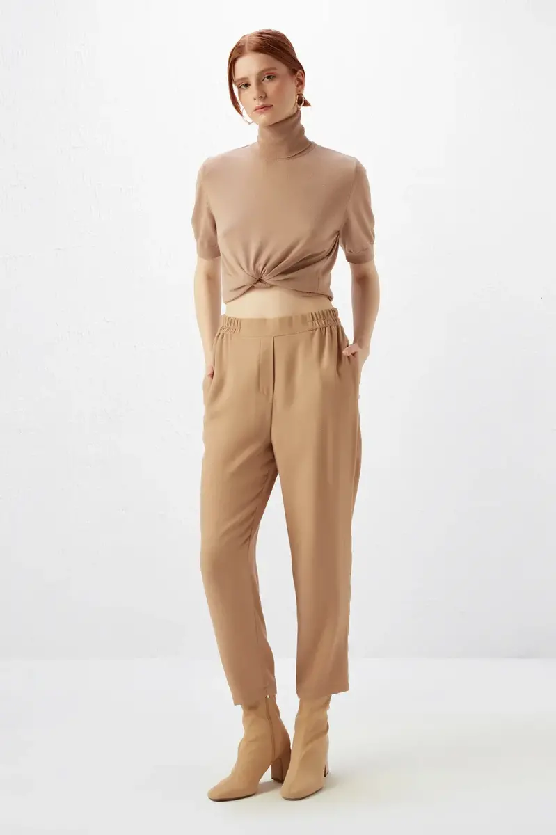 https://witcdn.gustoeshop.com/enviscose-pants-with-elastic-waist-beige-high-waist-trousers-gusto-10685-34-O.webp